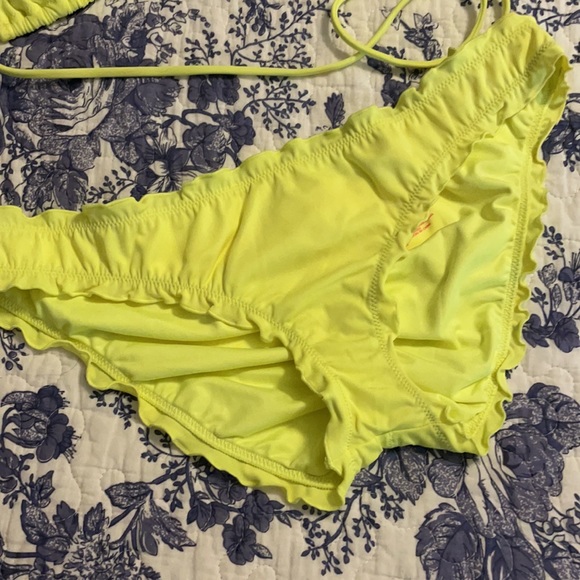 Neon Yellow VS Bikini 👙 - Picture 3 of 8